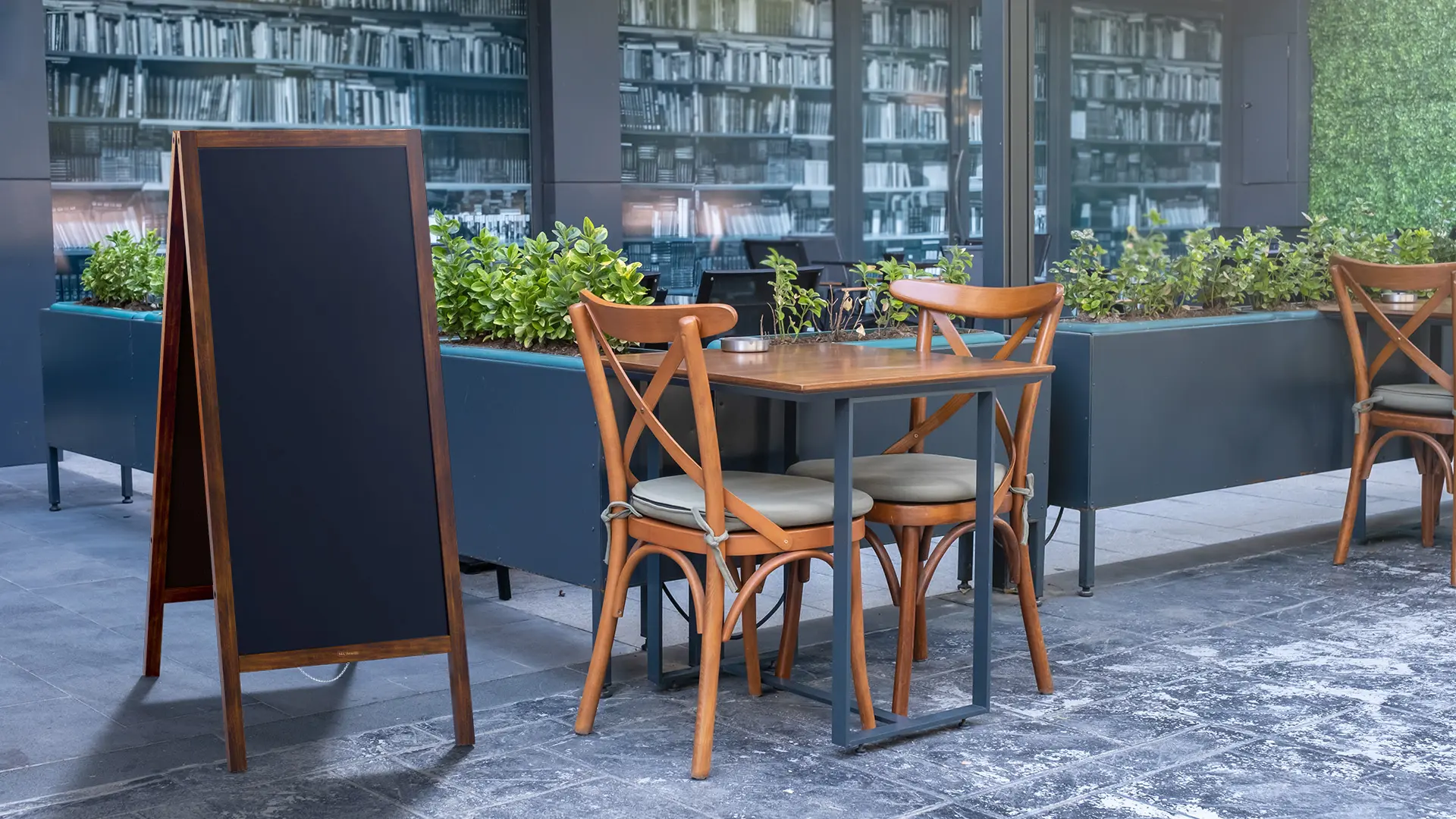 Lavagna per gesso magnetica con cavalletto 150x61 cm RESISTENTE ALL'ACQUA - MARRONE CLASSICO + ACCESSORI - immagine 11