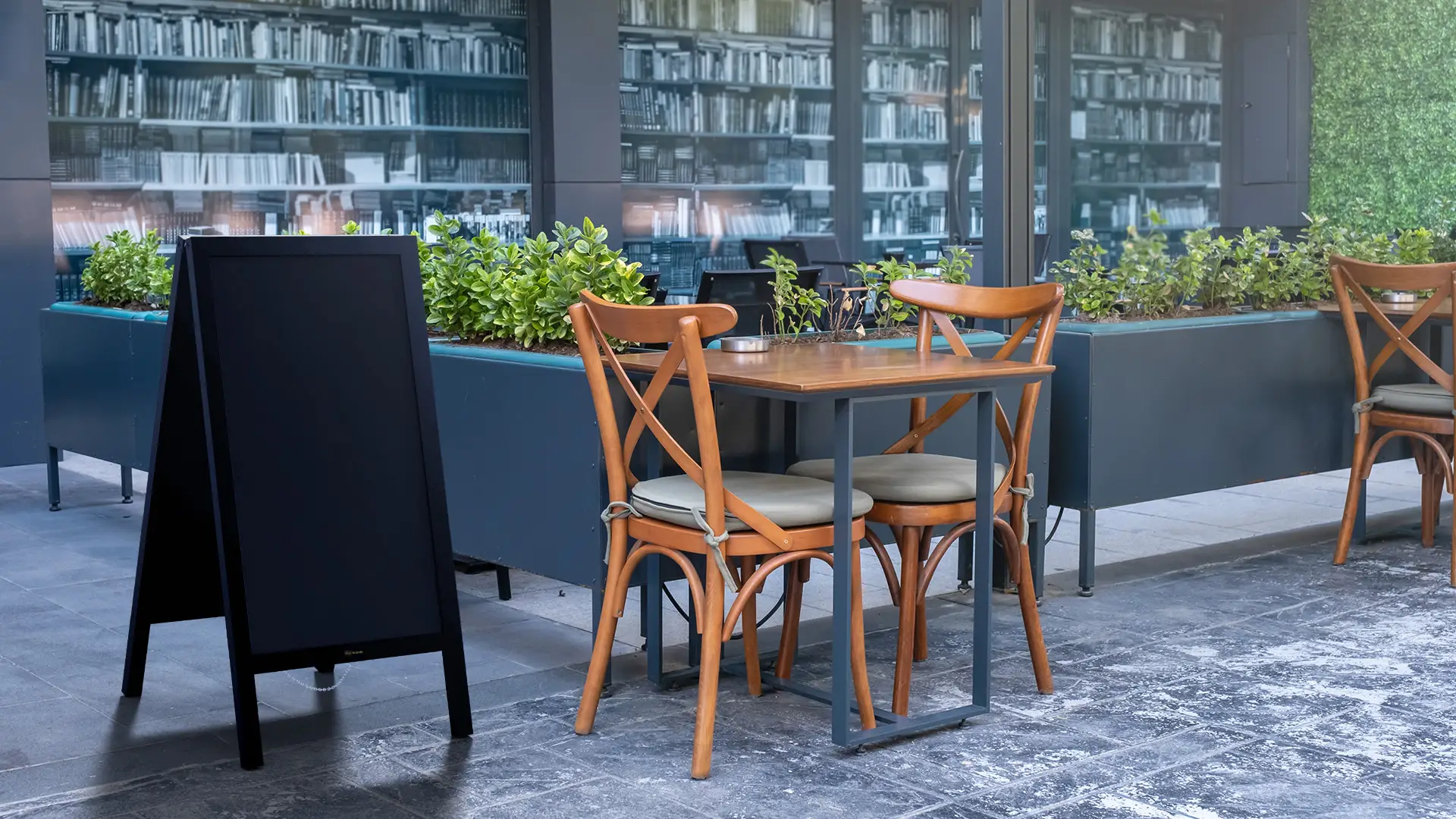 Lavagna per gesso magnetica con cavalletto 110x56 cm RESISTENTE ALL'ACQUA - NERO + ACCESSORI - immagine 4